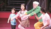 Khán giả nhí thích thú lên sân khấu giao lưu cùng chú hề Petrov