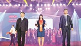 Bà Trịnh Thị Hồng Vân, Phó Tổng Giám đốc Công ty Yến sào Khánh Hòa vinh dự nhận Chứng nhận Thương hiệu mạnh Việt Nam 2018