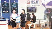 Khách hàng được tư vấn và nhận quà tại gian hàng SCB