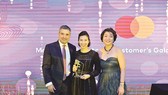 Bà Trần Thị Minh Thảo - Giám đốc Khối Dịch vụ Ngân hàng và Tài chính Cá nhân (DVNH & TCCN) của SCB nhận giải thưởng từ Mastercard