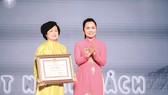 Bà Lê Thị Kim Thoa - nguyên Chủ tịch điều hành Quỹ Hỗ trợ Giáo dục Lê Mộng Đào nhận bằng khen của UBND TPHCM trao tặng cho Quỹ