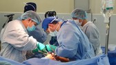 Các sác sĩ đoàn phẫu thuật từ thiện Operation Walk Chicago và BV Quân y 175 tiến hành phẫu thuật thay khớp cho bệnh nhân. Ảnh: BV cung cấp