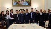 Đồng chí Trần Lưu Quang chụp ảnh lưu niệm với cán bộ, nhân viên Đại sứ quán Việt Nam tại Nga
