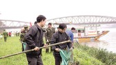 Công an tỉnh Thừa Thiên- Huế cùng sinh viên dọn rác và vớt bèo dọc bờ sông Hương