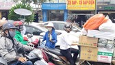 Rác tờ rơi quảng cáo vẫn tràn lan