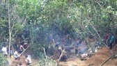 Khu vực núi đá (bãi Bưởi), xã Liễu Đô, huyện Lục Yên có hàng trăm người dân rầm rộ lên khai thác đá quý. Ảnh: TTXVN
