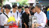 Các em học sinh thích thú với mô hình rô bốt của khoa Điện tử - Tự động HIU trong Ngày hội tư vấn xét tuyển sáng 21-7 tại Đại học Bách Khoa