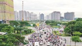 Tuyến đường Nguyễn Hữu Thọ (quận 7 - huyện Nhà Bè) thường xuyên quá tải xe cộ do chung cư dày đặc. Ảnh: HOÀNG HÙNG