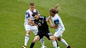 Lionel Messi trong vòng kềm tỏa của các hậu vệ Iceland.