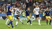 Mario Gomez (23- trắng) mang lại giải pháp tấn công hiệu quả cho Đức
