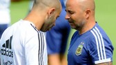 HLV Jorge Sampaoli nói chuyện với Mascherano trên sân tập.