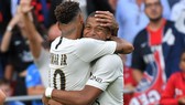 PSG phải bán Neymar hoặc Kylian Mbappe