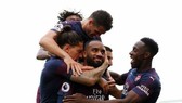 Lacazzette và các đồng đội Arsenal ăn mừng thắng lợi