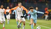 Leroy Sane (phải, Man City) đi bóng qua hậu vệ Shakhtar.