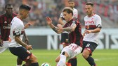 Lucas Biglia (AC MIlan) tranh bóng với Armando Izzo (Genoa)
