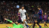 Thủ thành Marc-Andre Ter Stegan (Barcelona) bắt bóng trong chân Mauro Icardi (Inter Milan)