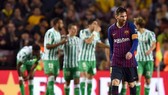 Messi thất vọng rời sân sau trậnbthua Betis