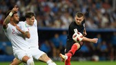 Ante Rebic (Croatia)_ tung cú sút trước lkhung thành tuyển Anh.