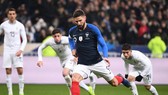 Olivier Giroud (Pháp) ghi bàn trên chấm 11m