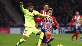 Rafinha (trái, Barca) tranh bóng với Antoine Griezmann (Atletico)