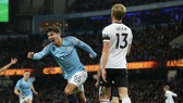 Brahim Diaz (trái, Man City)