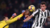 Thủ thành Samir Handanovic (Inter) và Mario Mandzukic (phải, Juventus)
