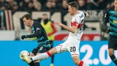 Cha của đội trưởng Stuttgart chết trên sân bóng