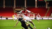 Monaco (phải) yếu kém đến dộ thua cả đội chót bảng Guingamp trên sân nhà