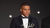 Kylian Mbappe nhận giãi Kopa ở Gala Quả Bóng vàng