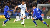 Richarlison (giữa, Everton) đi bóng qqua hậu vệ Leicester City