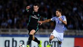 Gareth Bale bứt phá qua các hậu vệ Sociedad.