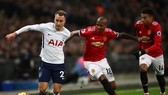 Christian Eriksen đ0i bóng qua hậu vệ Man United