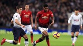 Marcus Rashford băng lên như một mũi tên...