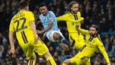 Gabriel Jesus sút bóng trước cầu môn Burton.