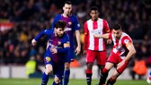 Lionel Messi (trái, Barcelona) đi bóng trước hậu vệ Ginora