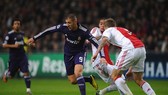 Karim Benzema đi bóng qua hàng phòng thủ Ajax
