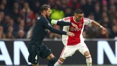 Sergio Ramos (trái, Real Madrid) tranh bóng với