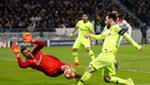 Lionel Messi bất lực trước hàng thủ Lyon.
