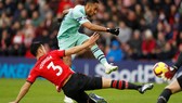 Aubameyang (phải) sút bóng trước khung thành Southampton.