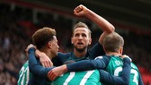 Harry Kane ăn mừng bàn thắng cùng đồng đội