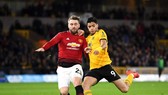 Luke Shaw (trái, Man United) bất lực trước Raul Jimenez (Wolves)