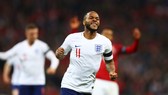 Raheem Sterling mừng bàn thắng ở tuyển Anh.