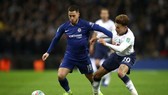 Eden Hazard (trái) tranh bóng với Dele Alli (Tottenham)