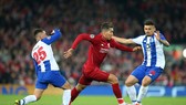 Roberto Firmino vượt qua hàng thủ Porto