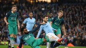 Bernardo Silva bị chèn giữa 2 hậu vệ Totternham.