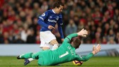 Tiền vệ Bernard (everton) rê bóng qua thủ thành De Gea (Man United)