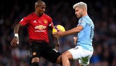 Ashley Young tranh bóng với Sergio Aguero