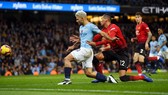 Trung vệ Smaling (Man United) cản phá tiền đạo Sergio Aguero (Man City)