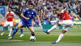 Tiền đạo Lacazette (phải,m Arsenal) tung cú sút trong khu cấm