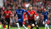Luke Shaw bất lực nhìn N'Golo Kante (Chelsea) vượt qua.